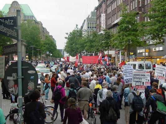 Um 17.30 Uhr waren es ca. 1200 Menschen 